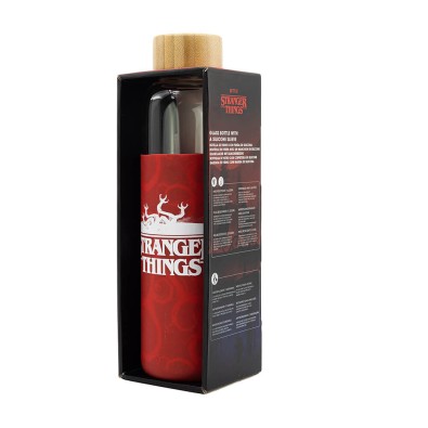 Stranger Things - Young Adult Γυάλινο Μπουκάλι με καπάκι Σιλικόνης (585 ml) Stranger Things - Young Adult Γυάλινο Μπουκάλι με καπάκι Σιλικόνης (585 ml)
