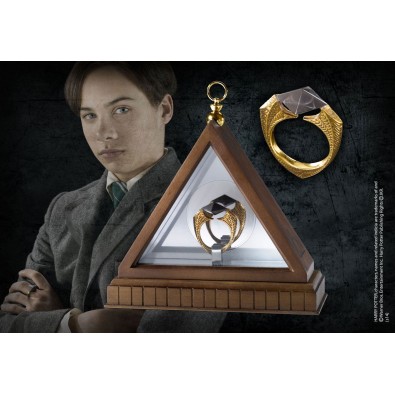 Harry Potter Replica 1/1 Lord Voldemort´s Horcrux Ring (gold-plated) Harry Potter Replica 1/1 Lord Voldemort´s Horcrux Ring (gold-plated)