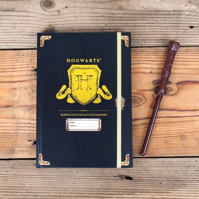 Harry Potter: Σετ Σημειωματάριο με Στυλό Μαγικό Ραβδί - Hogwarts Shield Harry Potter: Σετ Σημειωματάριο με Στυλό Μαγικό Ραβδί - Hogwarts Shield