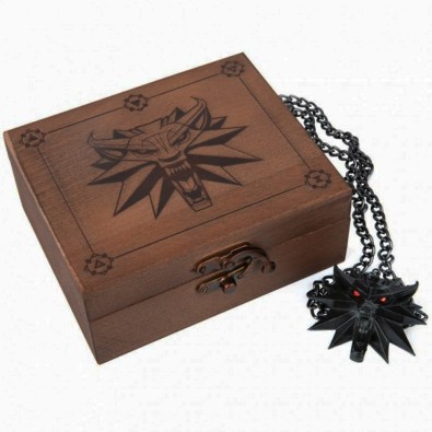 The Witcher 3: Wild Hunt - Μενταγιόν με Αλυσίδα (LED Eyes) σε Ξύλινο Κουτί The Witcher 3: Wild Hunt - Μενταγιόν με Αλυσίδα (LED Eyes) σε Ξύλινο Κουτί